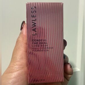 LAWLESS Clean Makeup Foundation in the shade Pearl